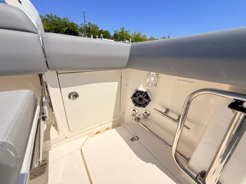 Slide: The Image of Boston Whaler 330 Outrage 2026 - 53