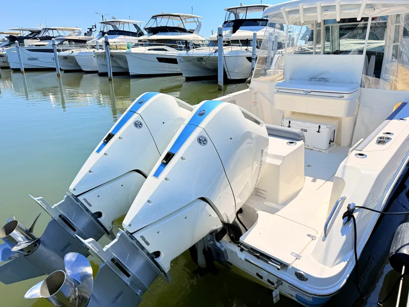 Slide: The Image of Boston Whaler 330 Outrage 2026 - 58