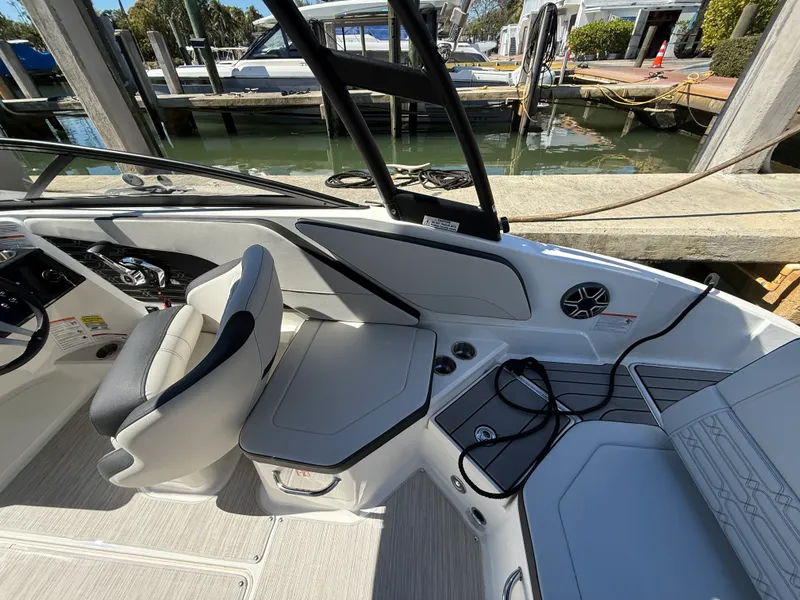 Slide: The Image of Sea Ray SPX 210 Outboard 2026 - 10
