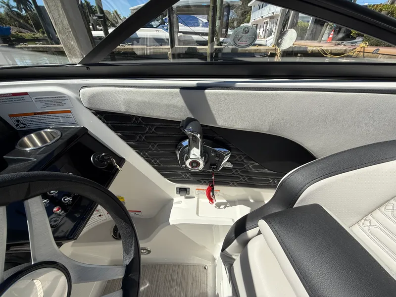 Slide: The Image of Sea Ray SPX 210 Outboard 2026 - 12