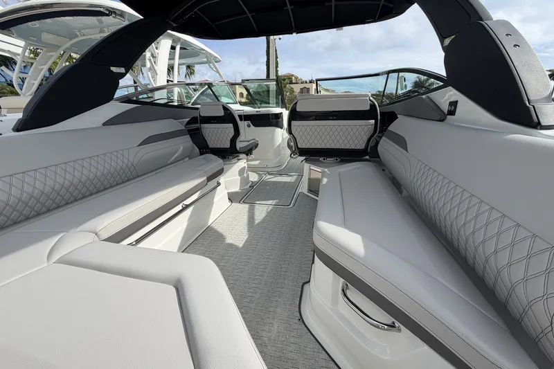Slide: The Image of Sea Ray SLX 280 Outboard 2026 - 10