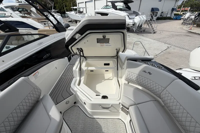 Slide: The Image of Sea Ray SLX 280 Outboard 2026 - 12