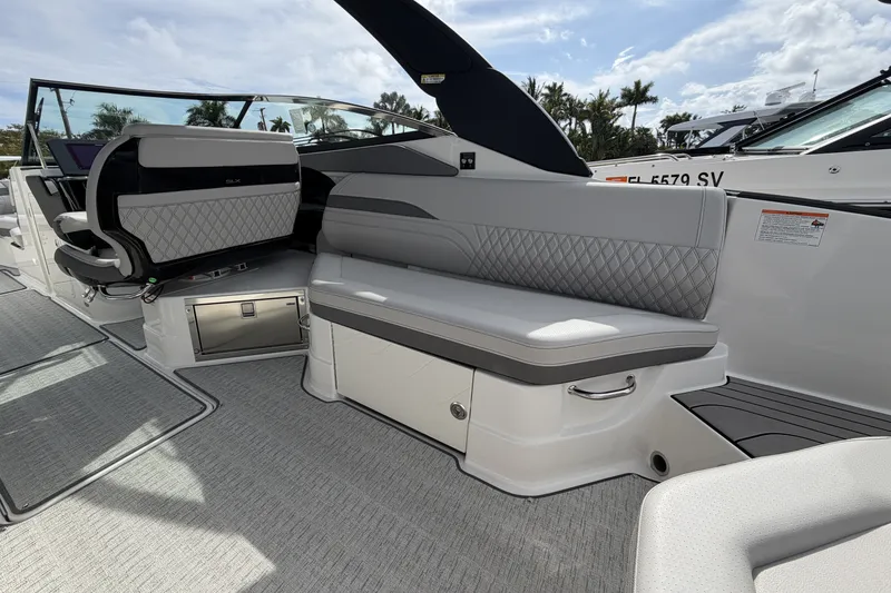 Slide: The Image of Sea Ray SLX 280 Outboard 2026 - 14
