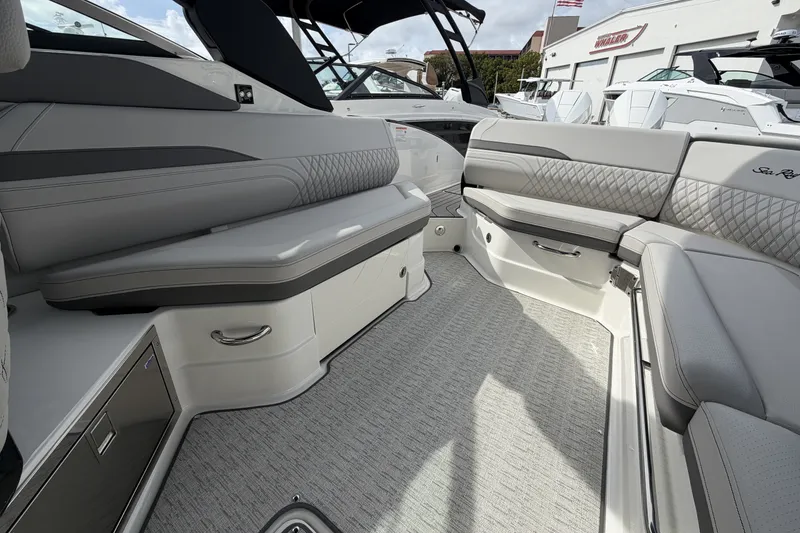 Slide: The Image of Sea Ray SLX 280 Outboard 2026 - 17