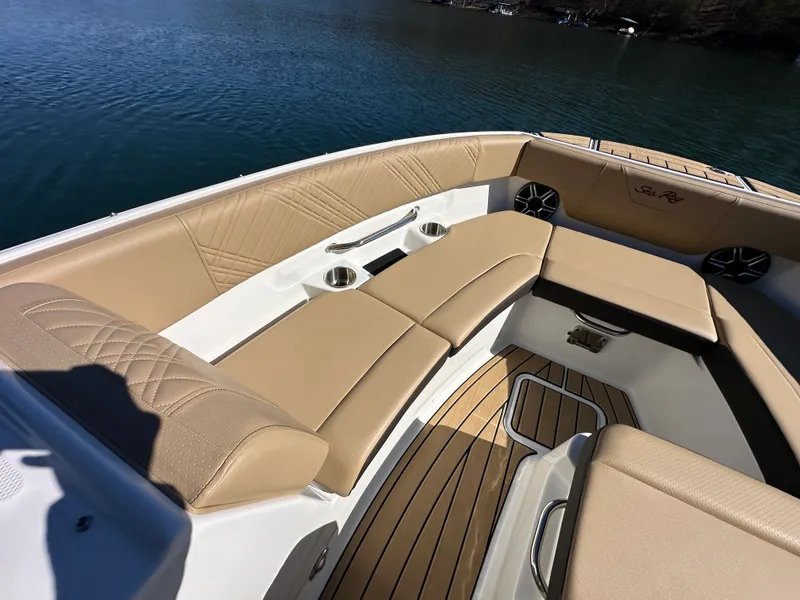 Slide: The Image of Sea Ray SDX 230 2026 - 10