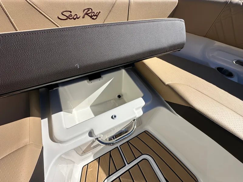 Slide: The Image of Sea Ray SDX 230 2026 - 12