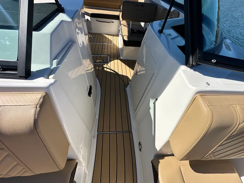 Slide: The Image of Sea Ray SDX 230 2026 - 16