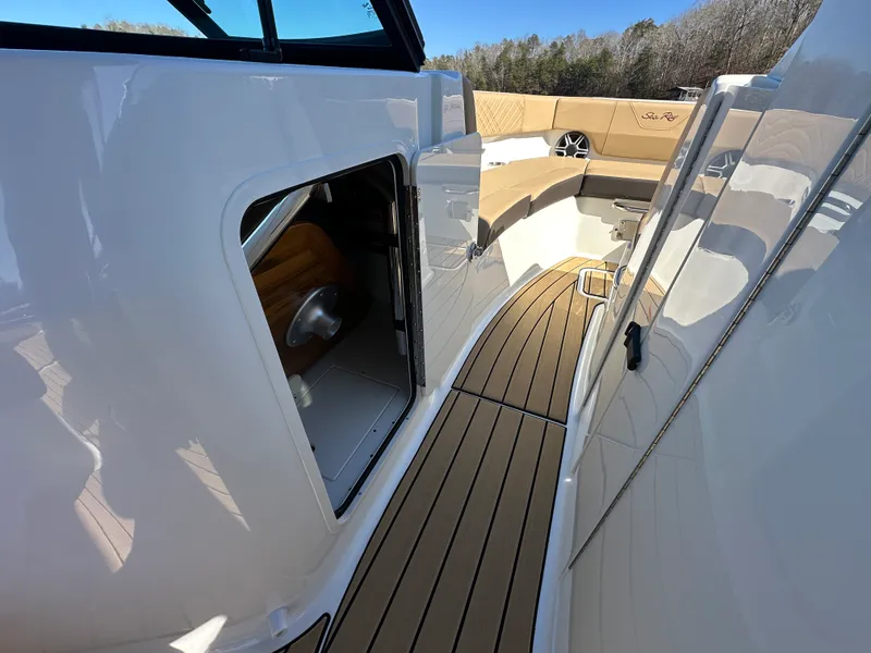 Slide: The Image of Sea Ray SDX 230 2026 - 18