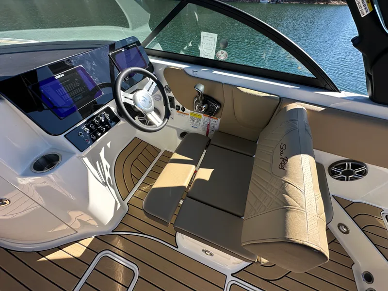 Slide: The Image of Sea Ray SDX 230 2026 - 19