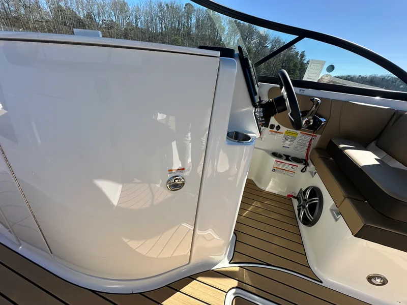 Slide: The Image of Sea Ray SDX 230 2026 - 22