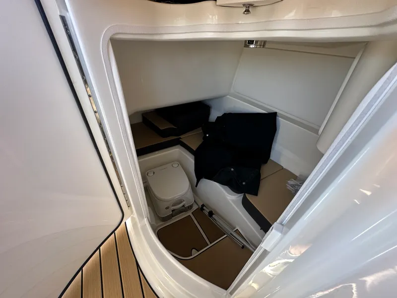 Slide: The Image of Sea Ray SDX 230 2026 - 23