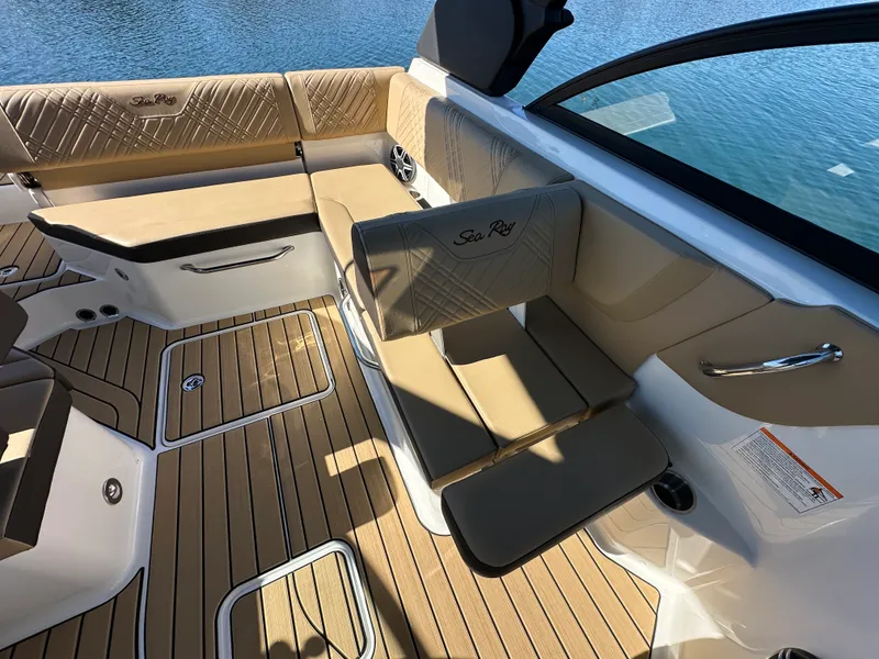 Slide: The Image of Sea Ray SDX 230 2026 - 24