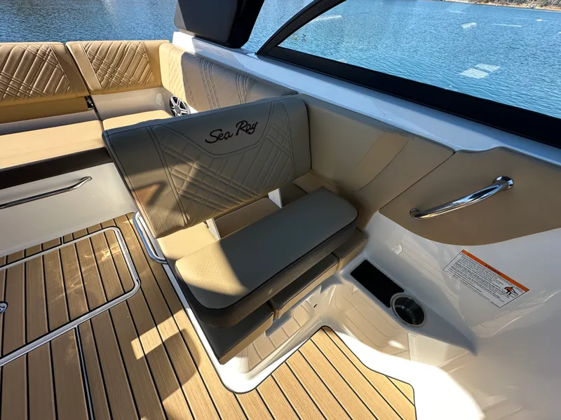 Slide: The Image of Sea Ray SDX 230 2026 - 25