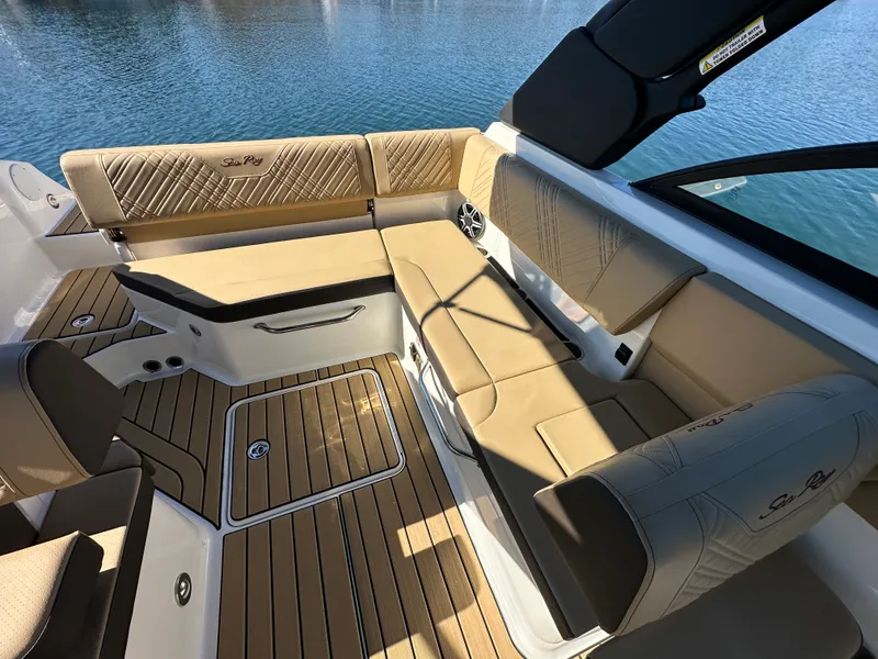 Slide: The Image of Sea Ray SDX 230 2026 - 26