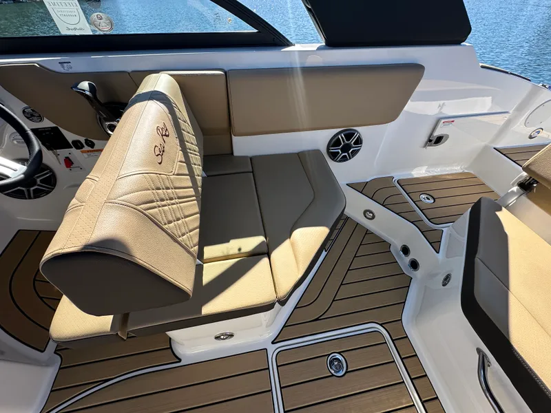 Slide: The Image of Sea Ray SDX 230 2026 - 27