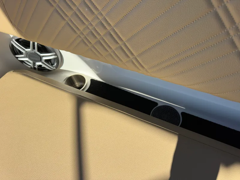 Slide: The Image of Sea Ray SDX 230 2026 - 29