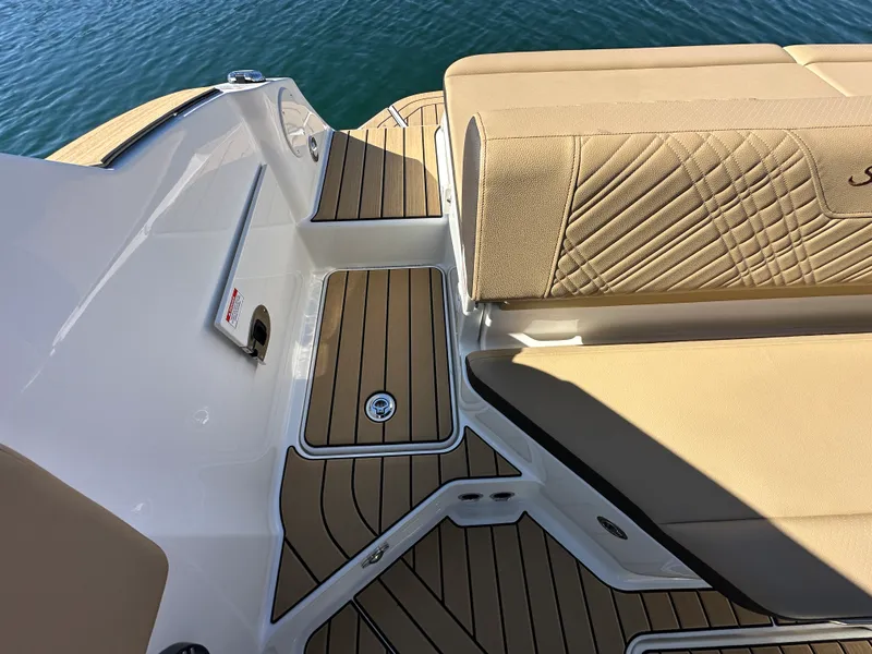 Slide: The Image of Sea Ray SDX 230 2026 - 30