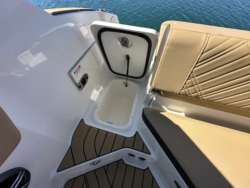 Slide: The Image of Sea Ray SDX 230 2026 - 31