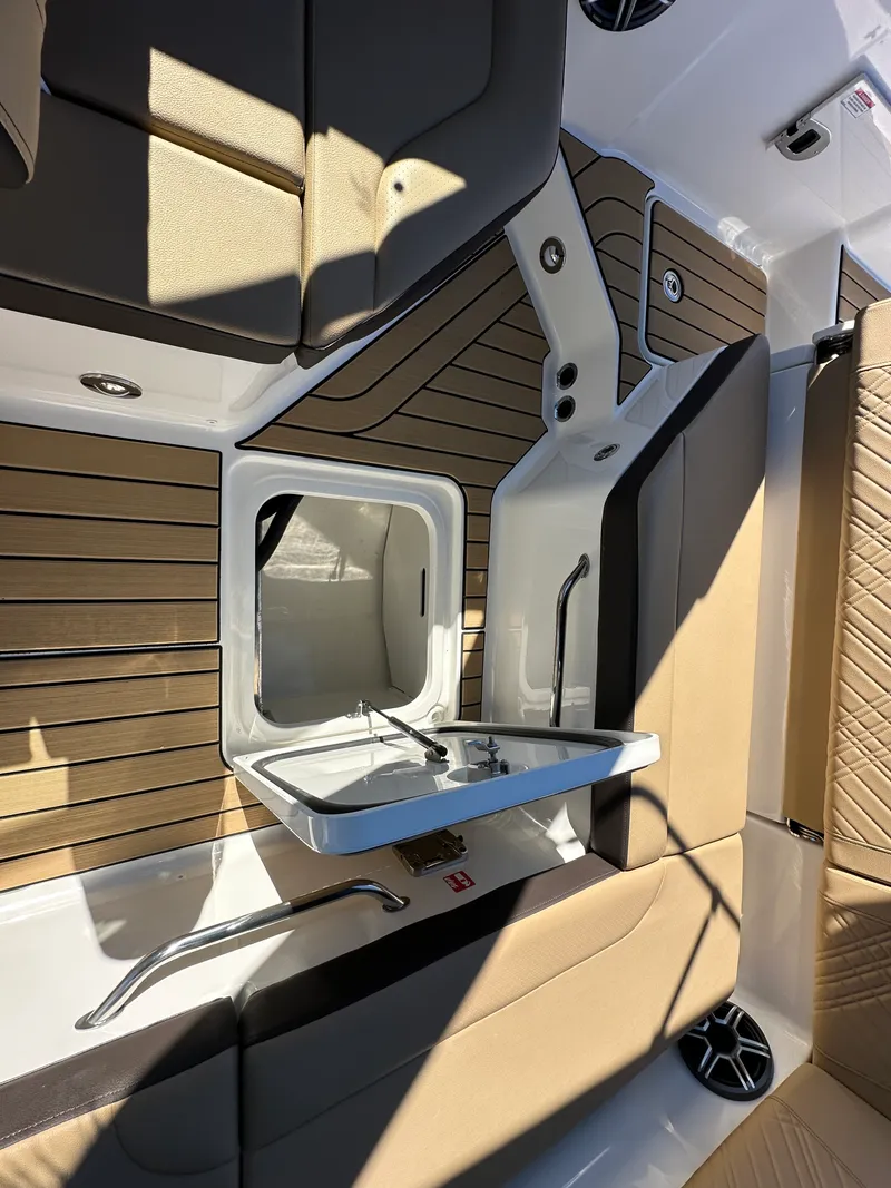 Slide: The Image of Sea Ray SDX 230 2026 - 34