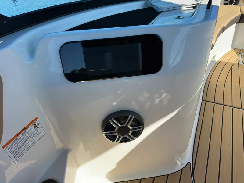 Slide: The Image of Sea Ray SDX 230 2026 - 35