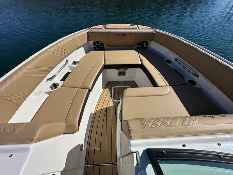 Slide: The Image of Sea Ray SDX 230 2026 - 9