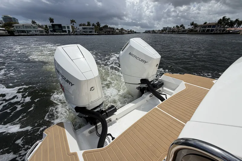 Slide: The Image of Sea Ray Sundancer 320 Outboard 2026 - 13