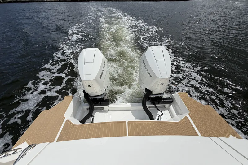 Slide: The Image of Sea Ray Sundancer 320 Outboard 2026 - 14