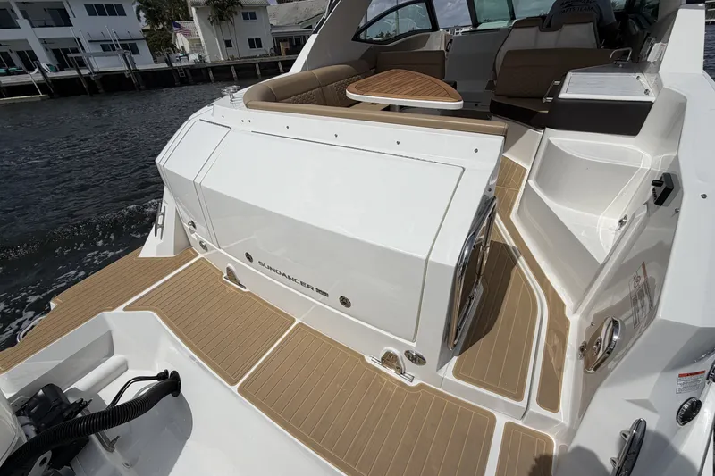 Slide: The Image of Sea Ray Sundancer 320 Outboard 2026 - 15