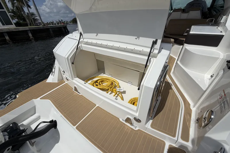 Slide: The Image of Sea Ray Sundancer 320 Outboard 2026 - 16