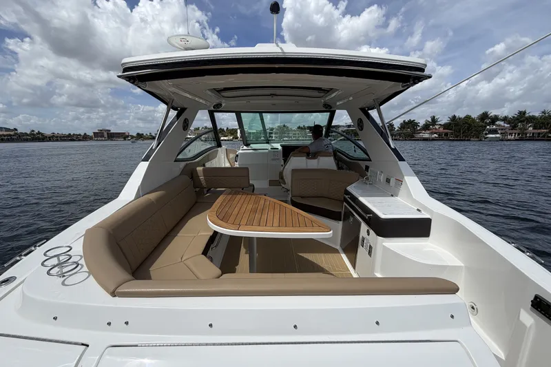 Slide: The Image of Sea Ray Sundancer 320 Outboard 2026 - 17