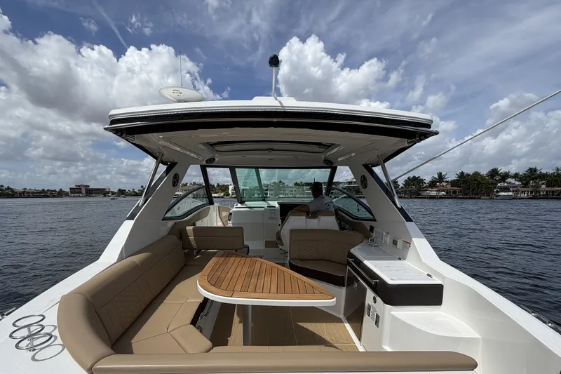 Slide: The Image of Sea Ray Sundancer 320 Outboard 2026 - 18