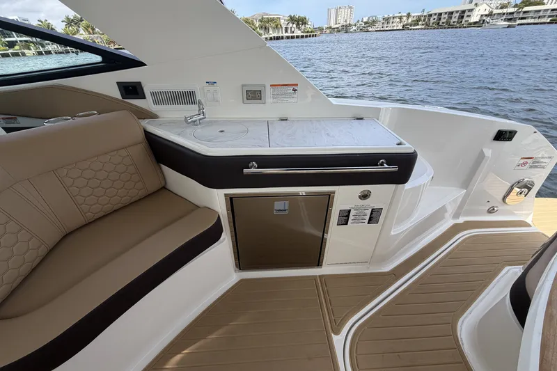 Slide: The Image of Sea Ray Sundancer 320 Outboard 2026 - 21