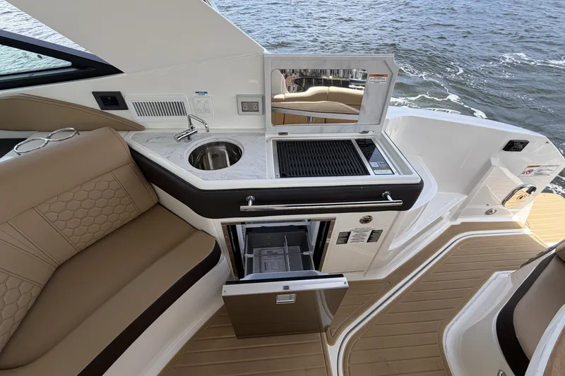 Slide: The Image of Sea Ray Sundancer 320 Outboard 2026 - 22
