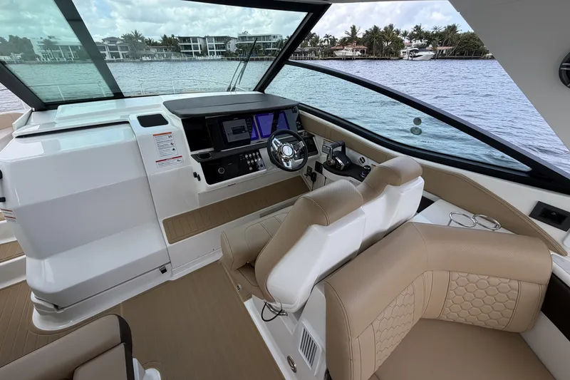 Slide: The Image of Sea Ray Sundancer 320 Outboard 2026 - 25
