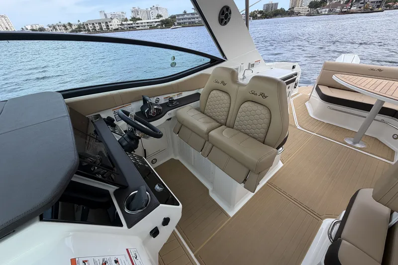 Slide: The Image of Sea Ray Sundancer 320 Outboard 2026 - 29