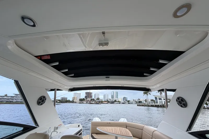 Slide: The Image of Sea Ray Sundancer 320 Outboard 2026 - 30