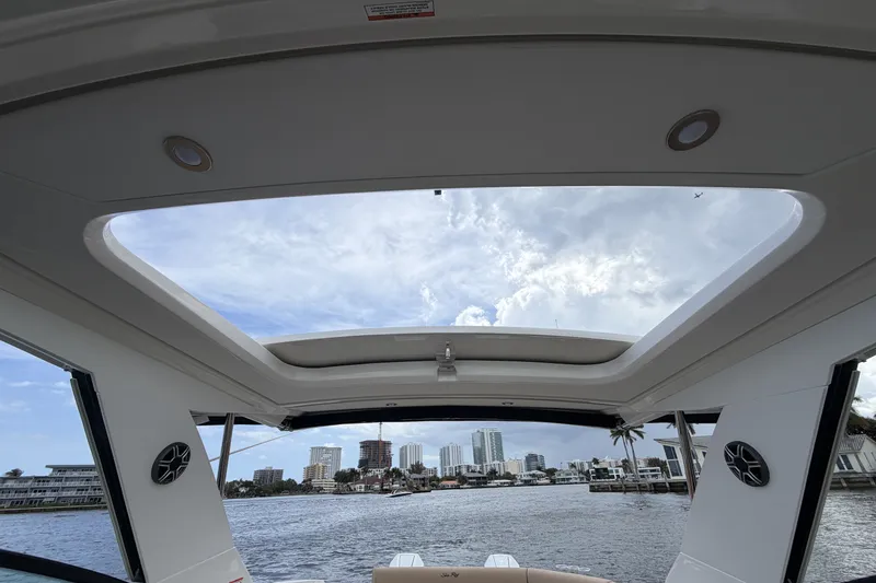 Slide: The Image of Sea Ray Sundancer 320 Outboard 2026 - 31