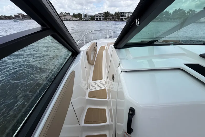 Slide: The Image of Sea Ray Sundancer 320 Outboard 2026 - 34