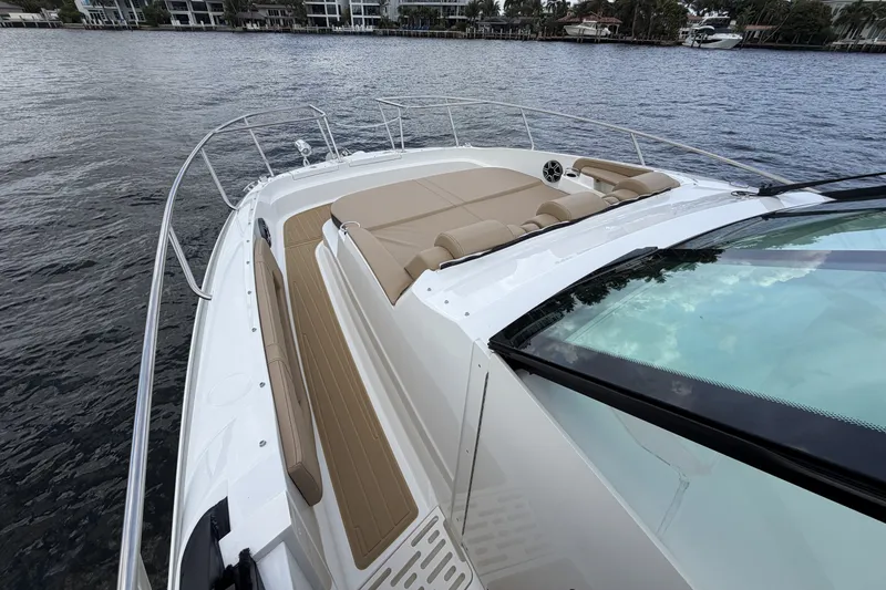 Slide: The Image of Sea Ray Sundancer 320 Outboard 2026 - 35