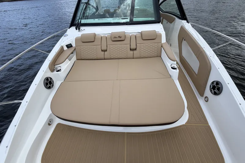 Slide: The Image of Sea Ray Sundancer 320 Outboard 2026 - 37