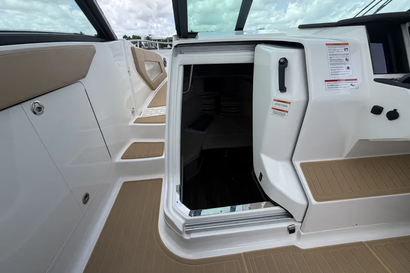 Slide: The Image of Sea Ray Sundancer 320 Outboard 2026 - 39