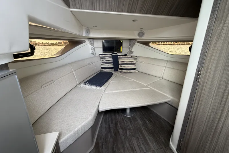 Slide: The Image of Sea Ray Sundancer 320 Outboard 2026 - 40