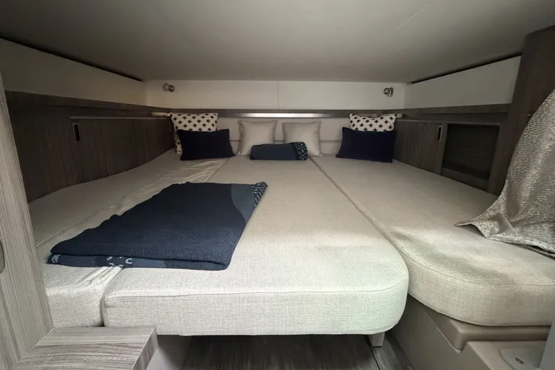 Slide: The Image of Sea Ray Sundancer 320 Outboard 2026 - 44