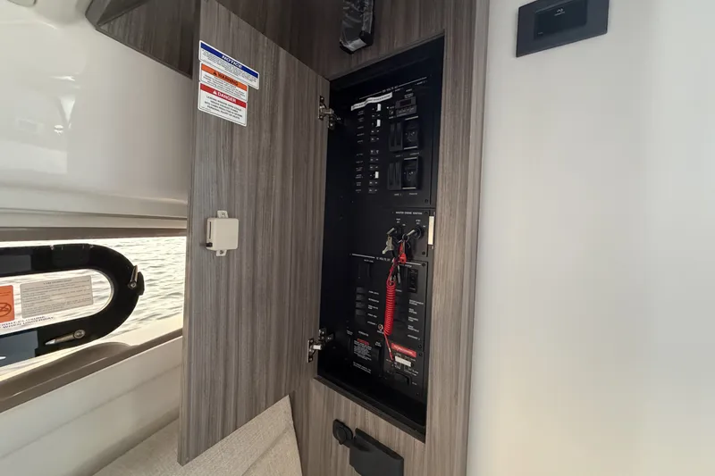 Slide: The Image of Sea Ray Sundancer 320 Outboard 2026 - 49