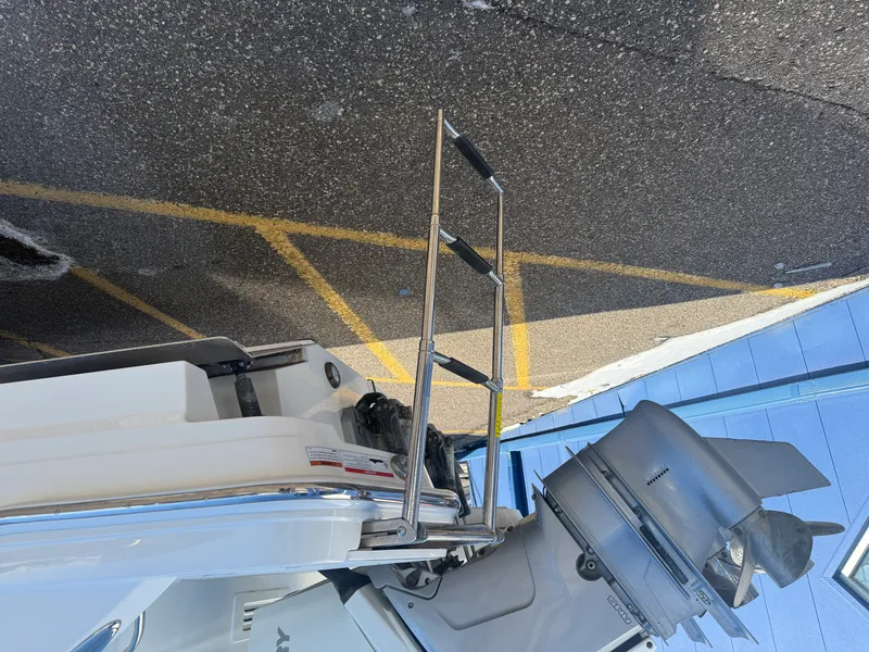 Slide: The Image of Boston Whaler 320 VANTAGE 2022 - 11