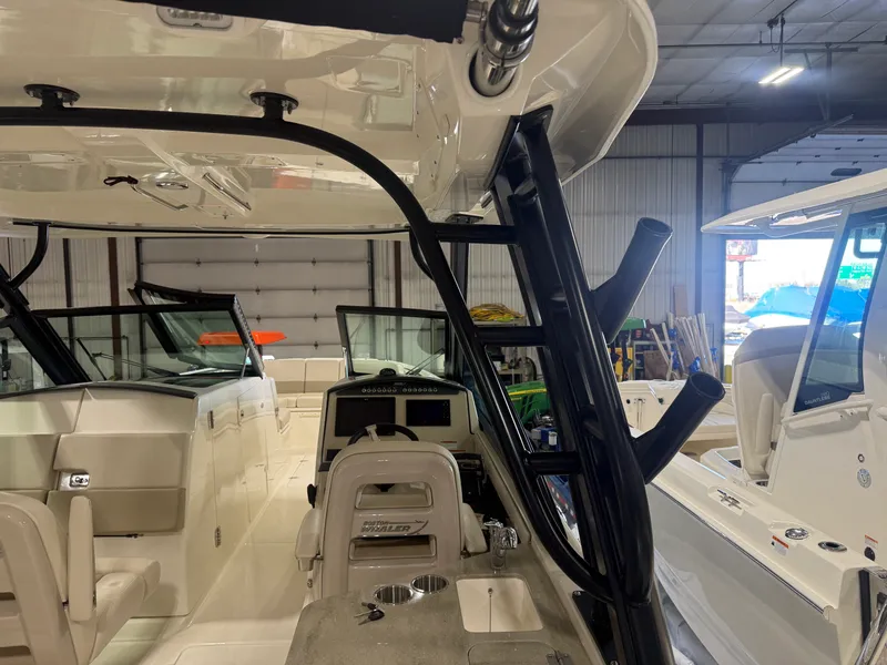 Slide: The Image of Boston Whaler 320 VANTAGE 2022 - 16