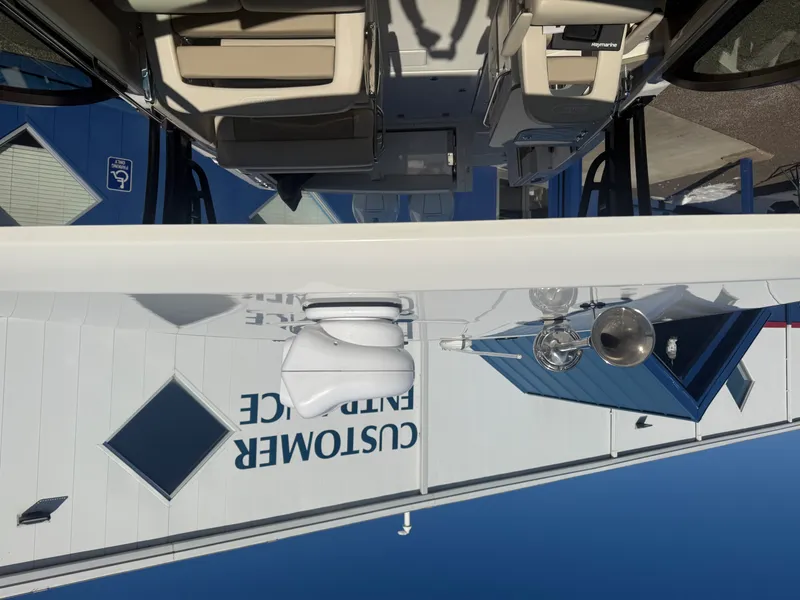 Slide: The Image of Boston Whaler 320 VANTAGE 2022 - 17