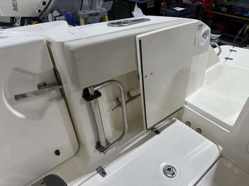 Slide: The Image of Boston Whaler 320 VANTAGE 2022 - 21