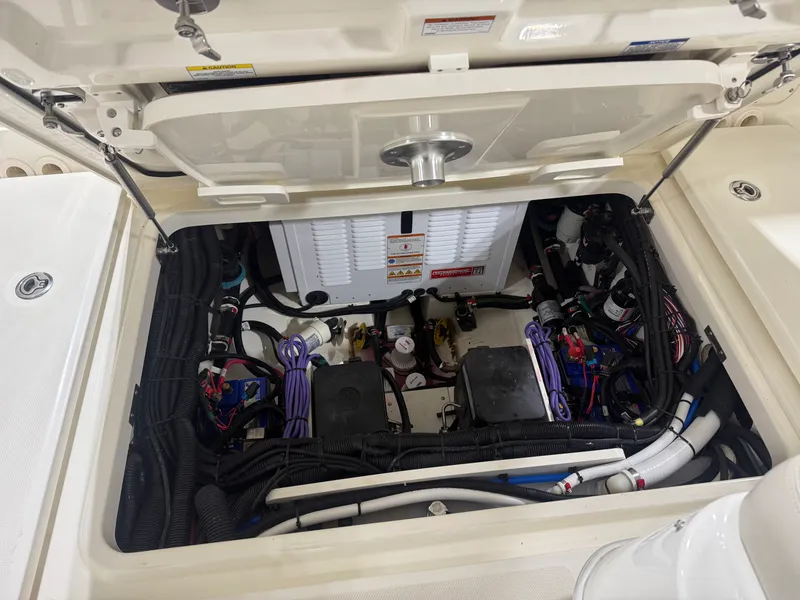 Slide: The Image of Boston Whaler 320 VANTAGE 2022 - 24