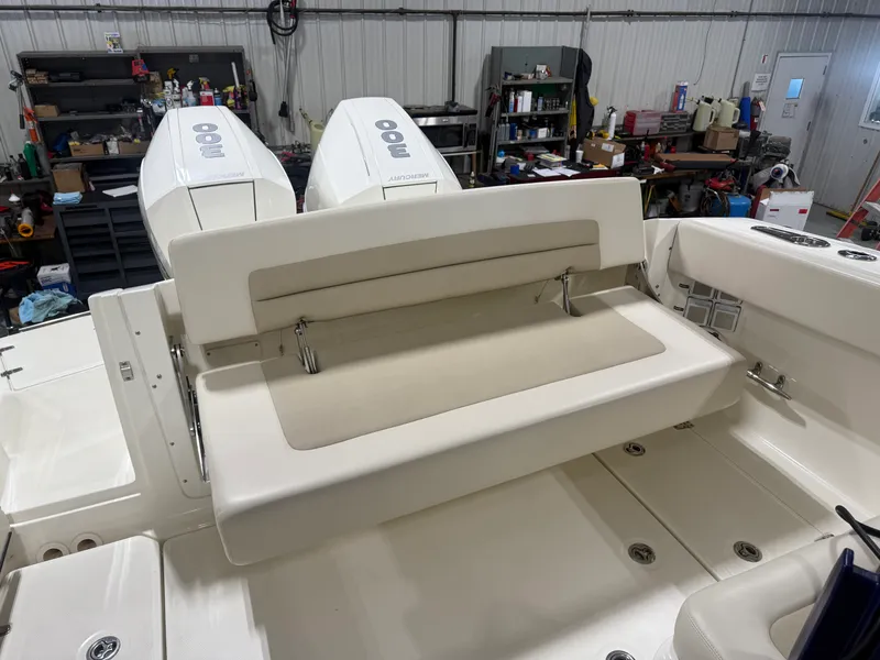 Slide: The Image of Boston Whaler 320 VANTAGE 2022 - 25